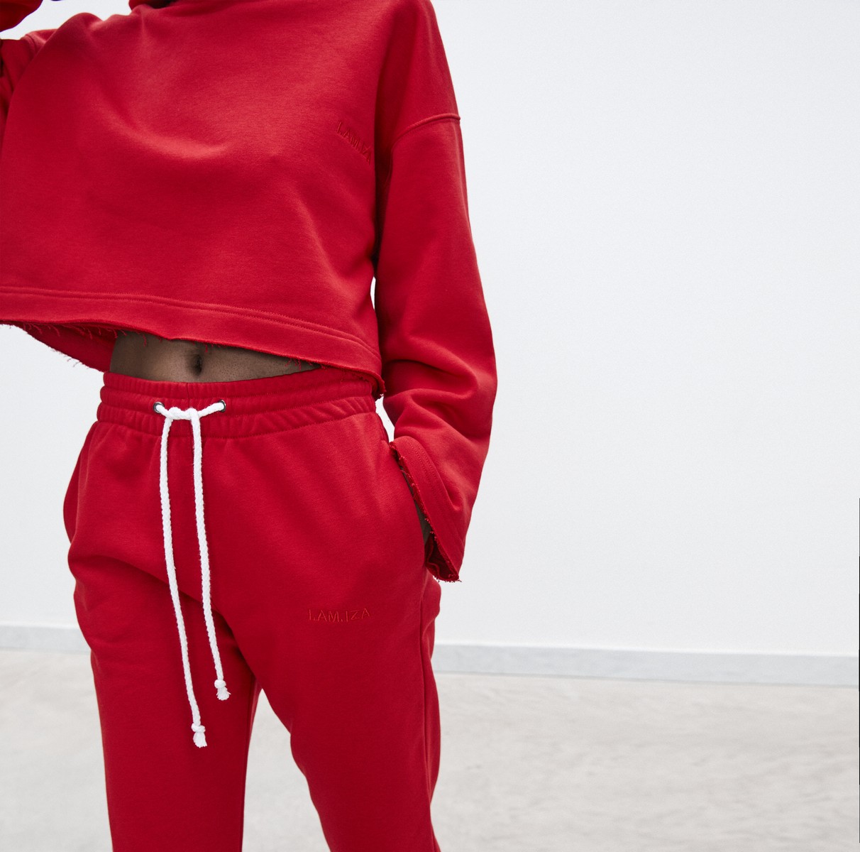 7.Ss22 HOODIE WITH LABEL AND PANTS